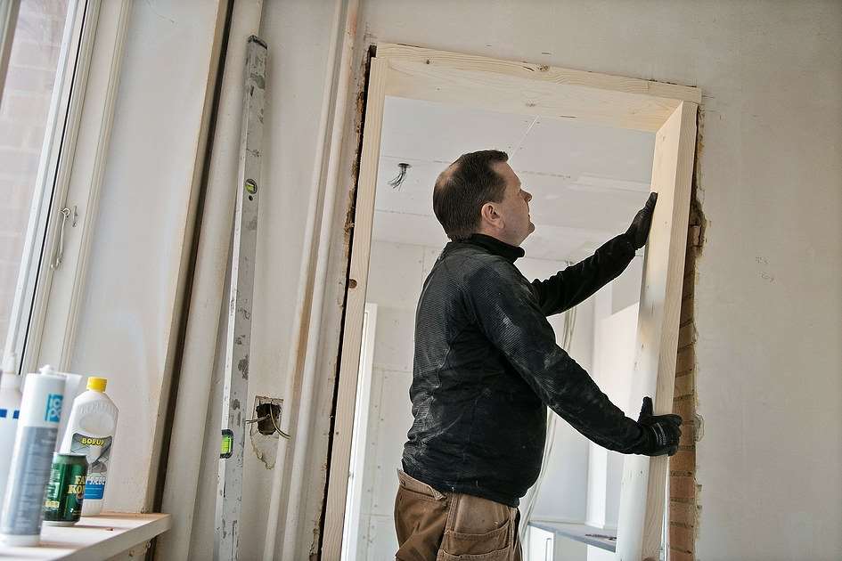 Tømrer sætter dør i ny tilbygning på hus nær Haslev, Roskilde, Køge og Næstved